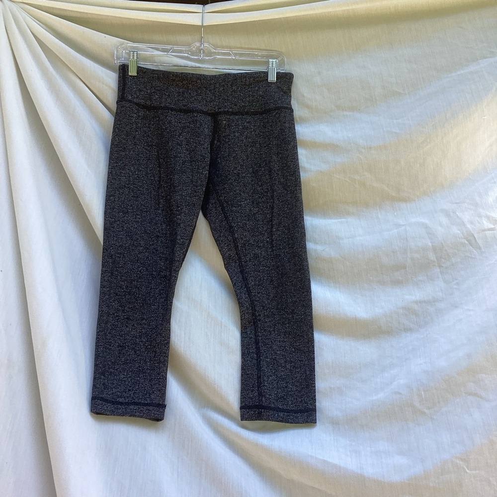 Lululemon Athletica black patterned capri Leggings, size 6